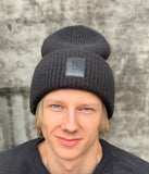 Double chunky beanie with black badge