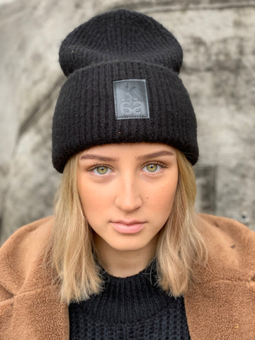 Double chunky beanie with black badge