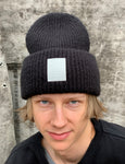 Double chunky beanie with white badge